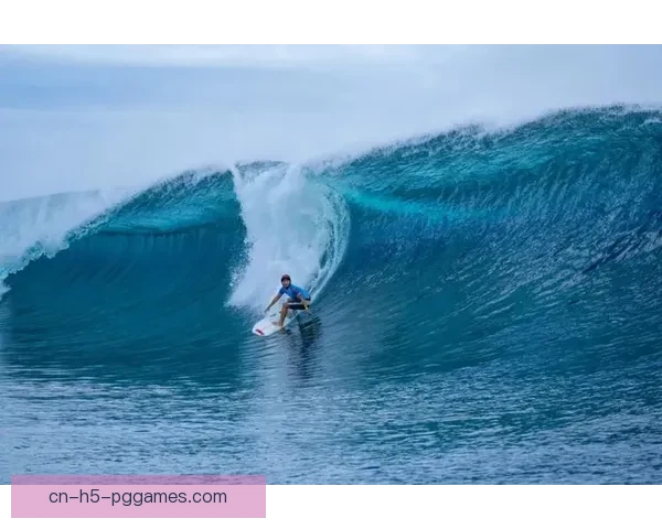 冲浪冠军的霸气时刻：征服波涛的无畏冲击
